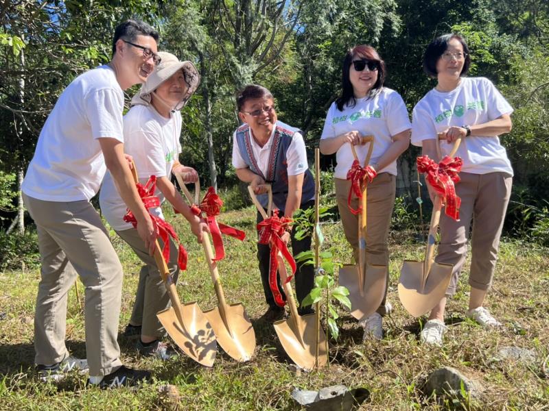 「國泰綜合證卷」為池上首件媒合種樹企業 首例種植、維護400棵樹苗