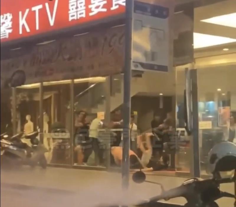台東市凌晨KTV大廳爆口角動粗! 多名男女拉扯推擠 男子被推倒兩腳朝天