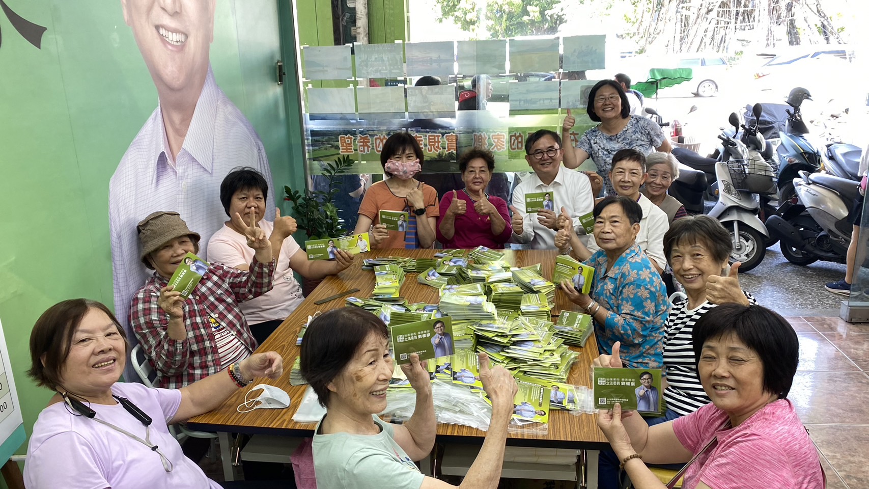劉櫂豪交通及運動政績有感,志工姊妹動員包裝政績文宣小物精油貼布