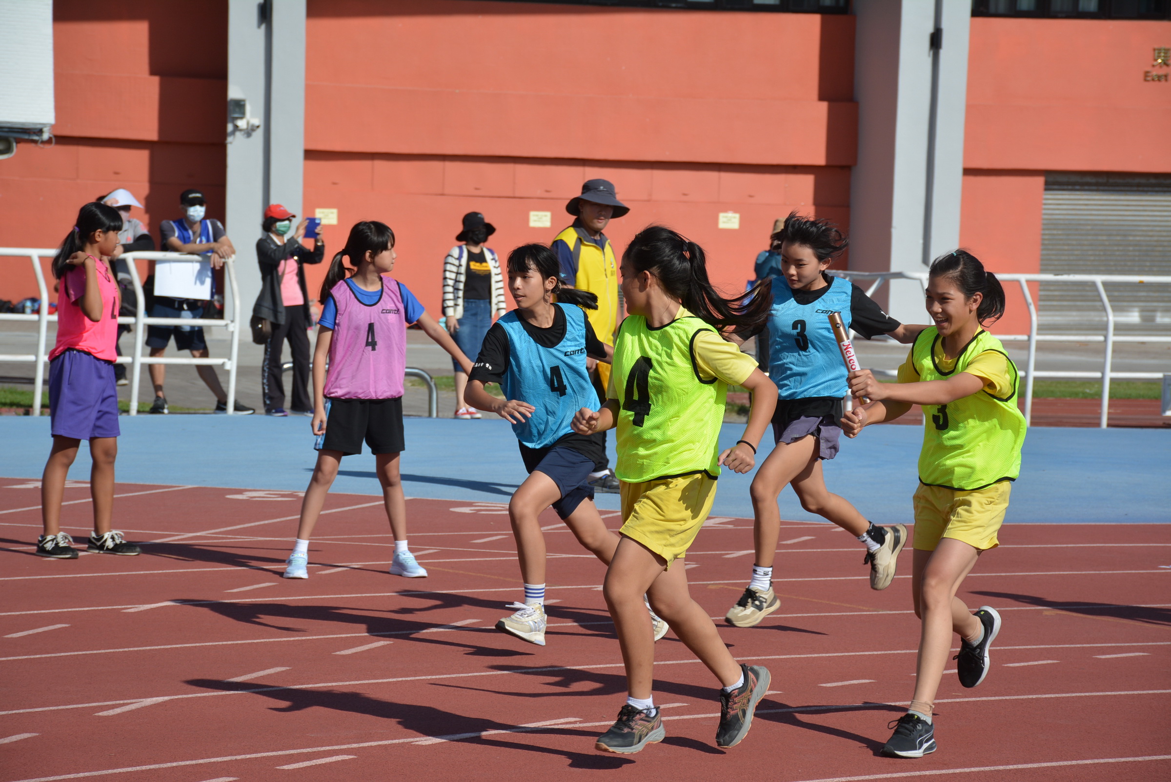 臺東縣國中小大隊接力賽今日熱鬧登場,創歷年隊伍及人數最多
