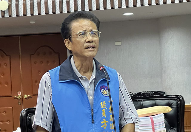 主要道路分隔島雜草叢生，方賢仁議員要求環保局應主動處理