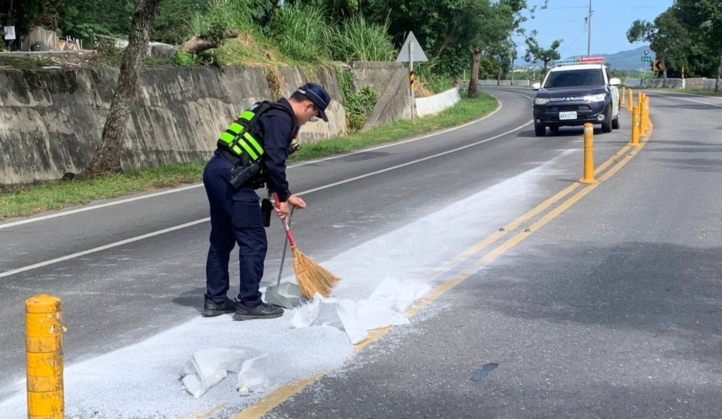 沙包掉落沙子散落路中 鹿野警捲袖掃除護交安