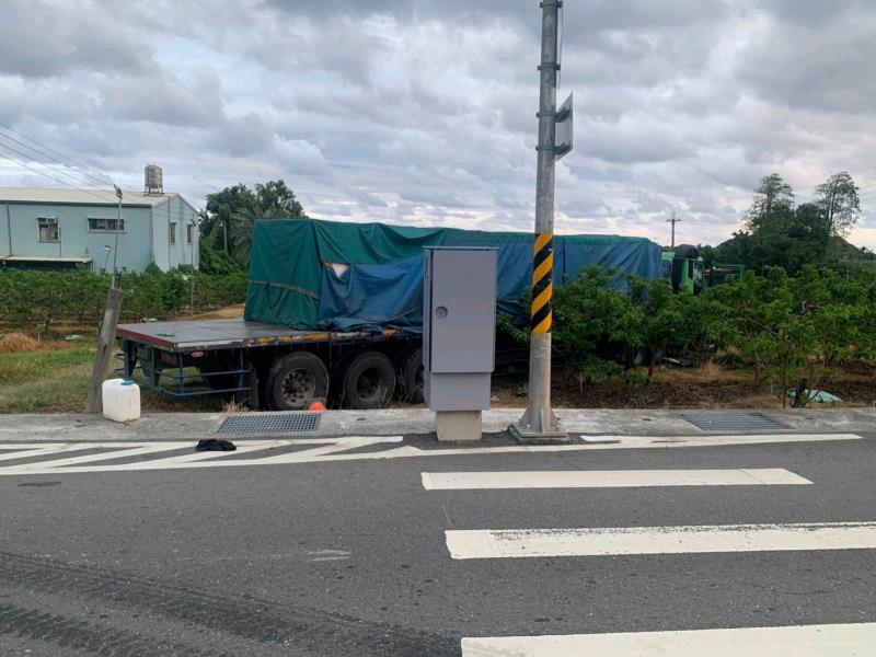 聯結車追撞等紅燈大貨車、再撞工程車 駕駛及助手4男受傷送醫