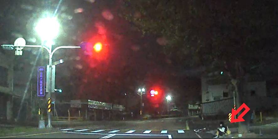 女實習生「落鏈」無助坐路旁，暖心錦安警主動關懷載送上班