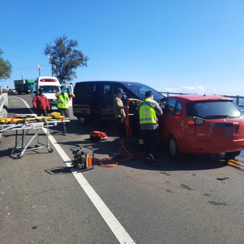 太麻里路段陳姓女子駕駛偏移「逆向2車對撞」5人受傷送醫