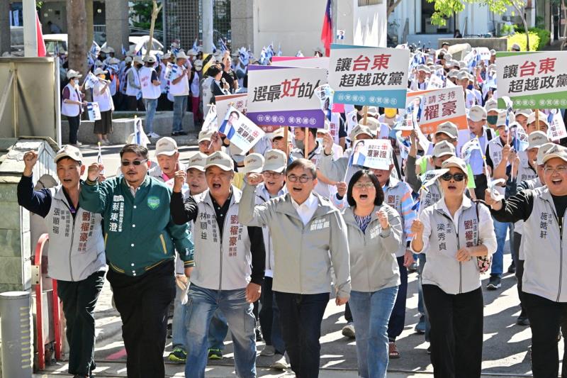 劉櫂豪今登記參選台東區域立委! 呼籲回歸選賢與能初衷 500餘名支持者陪同相挺