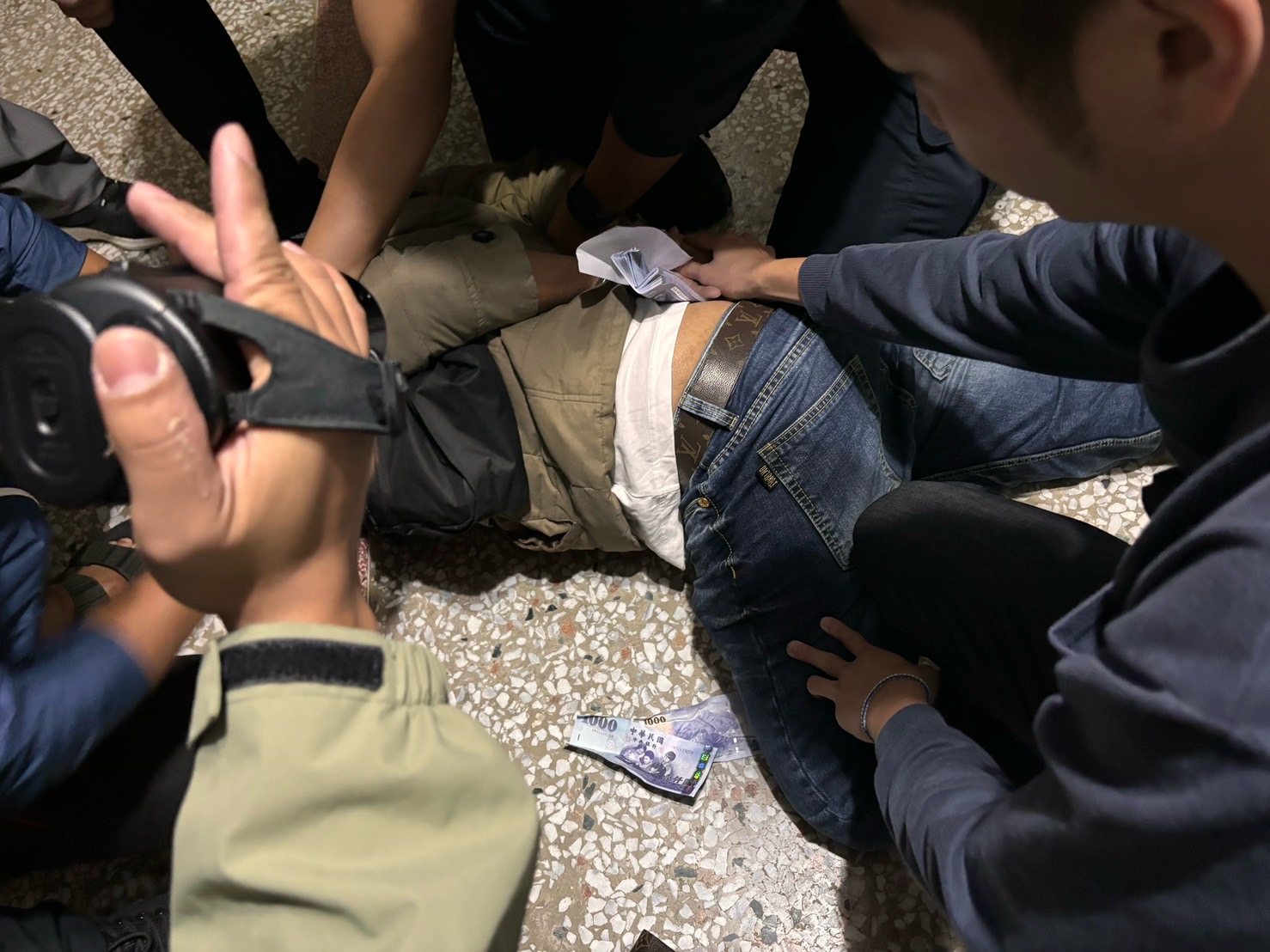 假交友行騙獨居老婦，警方埋伏查獲2名車手