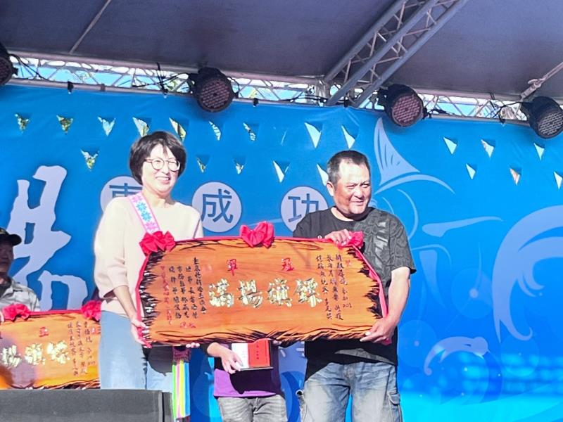 「2023臺東旗魚季」饒慶鈴頒發年度「鏢旗魚王、最多尾獎」 歡迎大家到成功品旗魚       