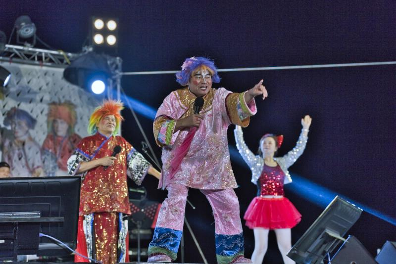 「池上歡喜慶收冬」歡樂結束 「鐵獅玉玲瓏」稻田野臺戲 澎恰恰、許效舜詼諧逗鄉親 