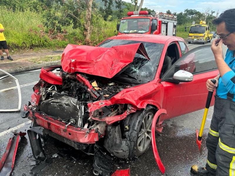 小客車猛撞「等紅燈」大貨車車頭毀 男子胸口擦挫傷、右膝開放性撕裂、無意識