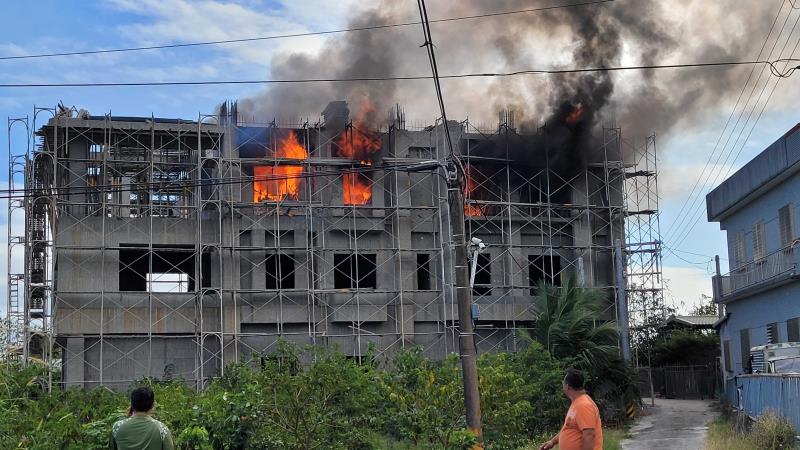 台東市區3層樓RC建築 起火劇烈燃燒冒煙消防出動