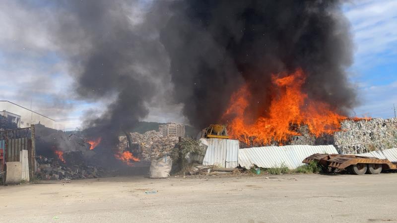 回收場堆置1樓高大面積火災  火舌猛烈黑色濃煙竄起