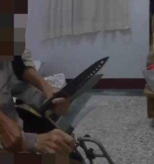 情緒失控「持三刀」自鎖廚房，警民機智奪刀化解危機