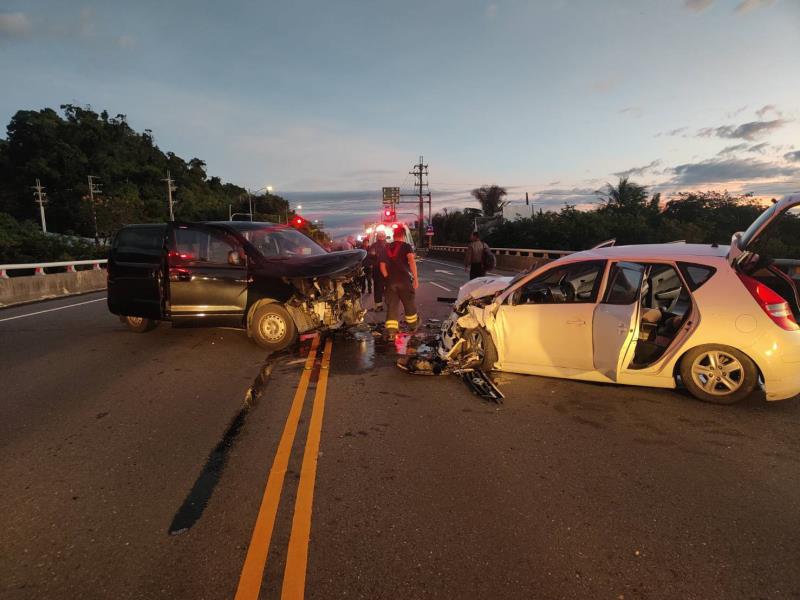 今清晨太麻里橋「逆向對撞」2駕駛4乘客受傷送醫