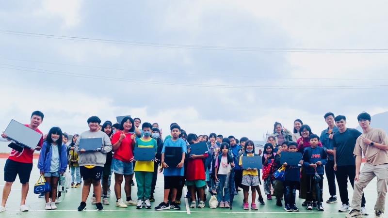 華碩文教基金會捐贈蘭嶼鄉 1高中4國小65部桌上型電腦、筆電 