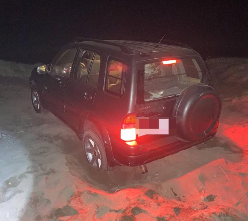 親水公園旁礫灘垂釣 男子小貨車「刁車」陷沙灘  