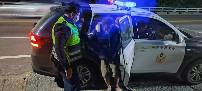 夜間找師傅修車走失 微失智60歲男呆坐路旁