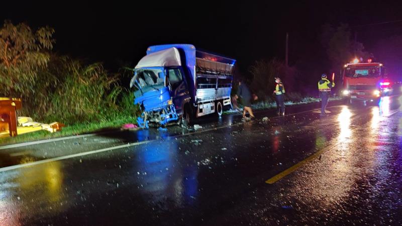 天雨大貨車視線模糊打滑失控 撞護欄「駕駛拋車外5公尺草叢」