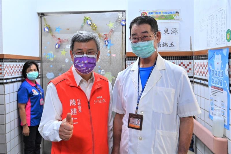 訪蘭嶼椰油國小及衛生所 陳揆：持續打造舒適安全教育環境 提供更即時便利的醫療保健服務