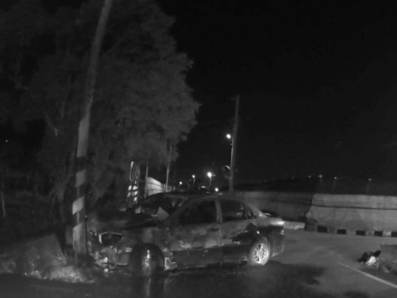 毒品通緝犯「跨越雙黃線左轉」逃逸 市區連闖紅燈「自撞棄車」