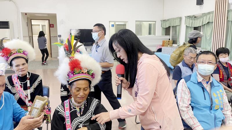 陳瑩爭取「社區智能整合健康照顧計畫」以健康智慧手環照顧長者健康