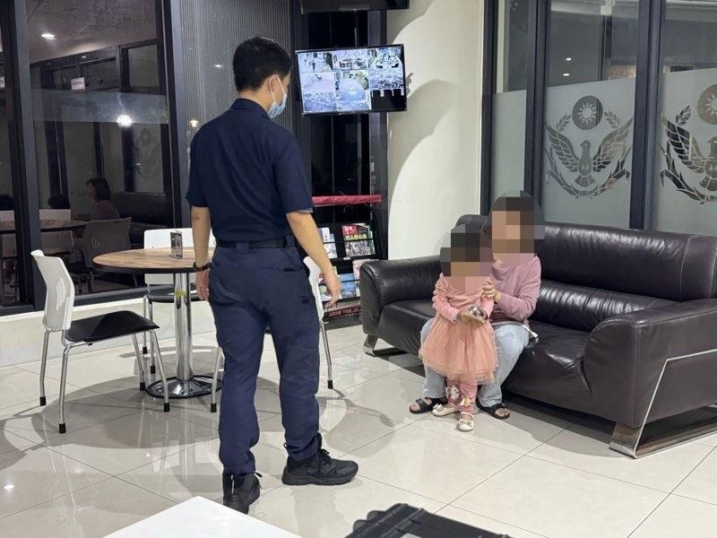 2歲女童夜間「馬路邊徘徊疑似走失」 暖心東警助親子團圓