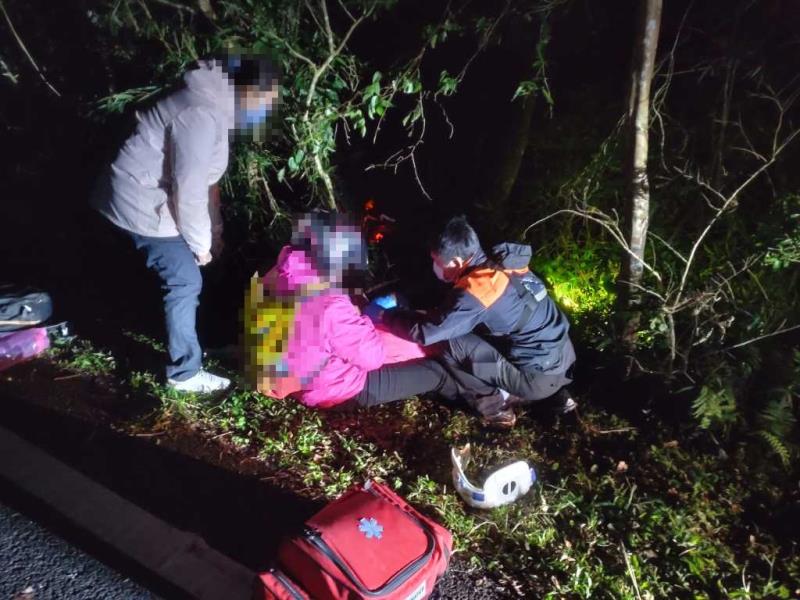 快訊/ 45歲女性騎士摔落邊坡 消防到場呼吸意識急轉OHCA