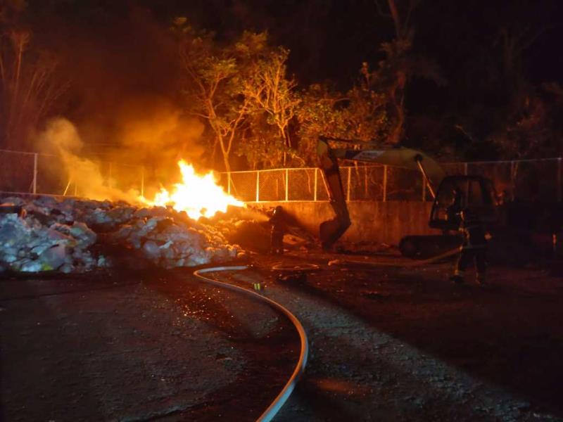 達仁鄉回收場燒起來了! 據報為廢棄物燃燒