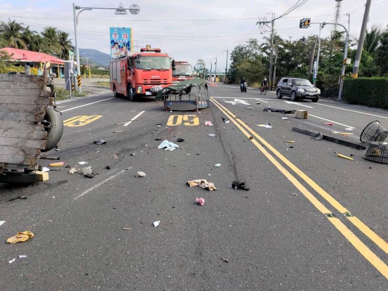 太麻里2車追撞怵目驚心 小貨車解體翻覆3人送醫
