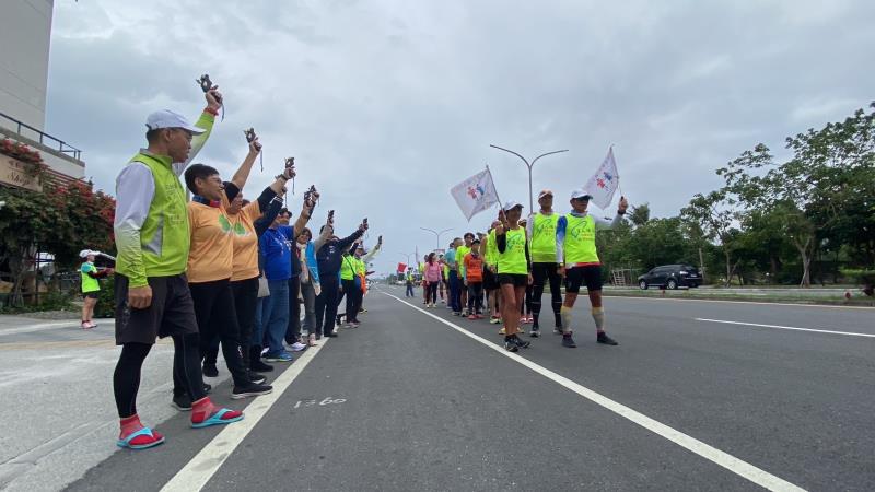 5000公里超馬冠軍女將蔡文雅領跑! 「盲人環台公益路跑」為牧心募集1000套年菜