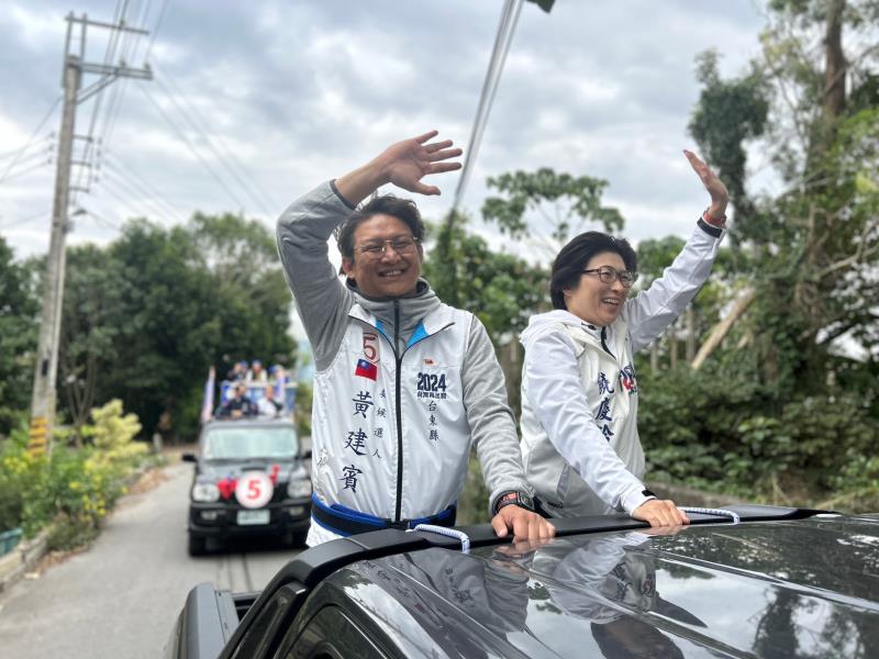 黃建賓、饒慶鈴卑南鄉車隊掃街 獲民眾熱情支持