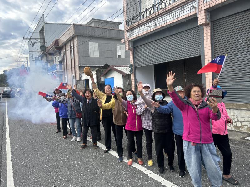 饒慶鈴陪同黃建賓長濱鄉、成功鎮車隊掃街 凍蒜聲不斷