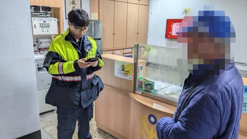 71歲郭姓獨居老翁「公車坐過站下車迷路」東警協助平安返家