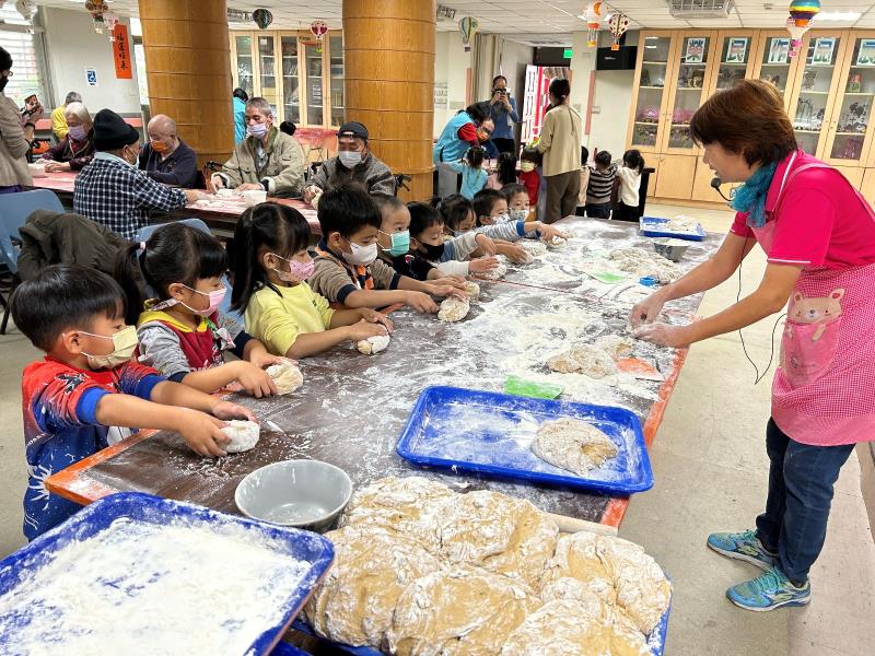 寒冬送暖 饅頭哥哥姐姐幸福貨車開至馬蘭榮家傳愛心