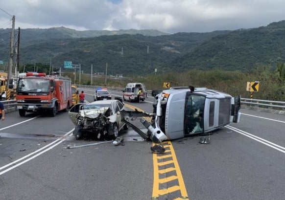 闖入對向車道 兩車相撞車身毀損 駕駛緊急送醫