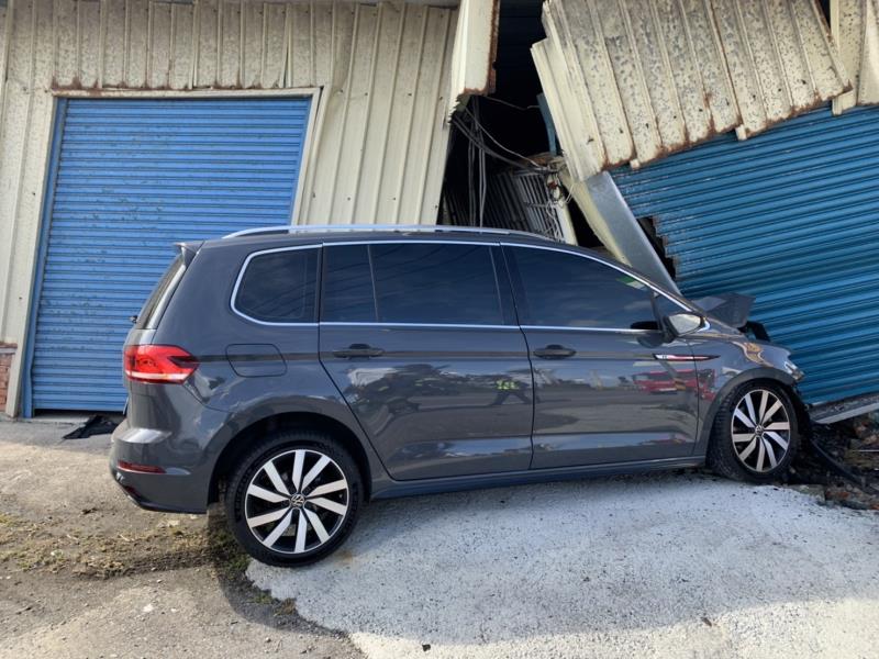 跨越雙黃線自撞檳榔攤 洪男受傷送醫