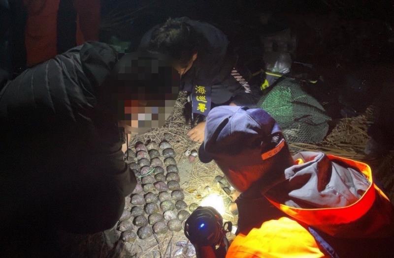 海巡富山漁保區寒夜埋伏 缉獲男子違法採捕龍蝦等水產    