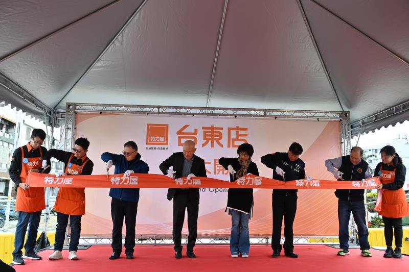第一個專業居家賣場「 特力屋台東店」今全新開幕 饒慶鈴:將持續招商 吸引更多品牌進駐