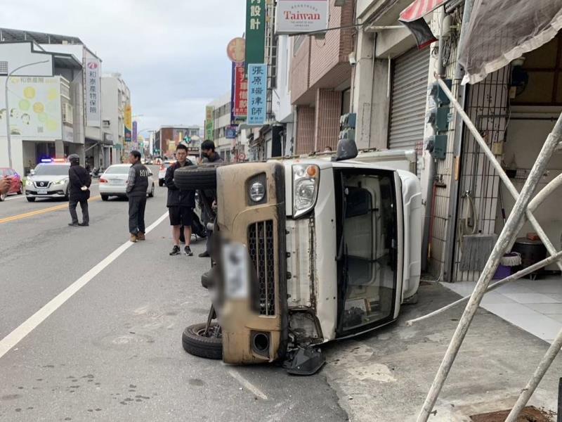 酒駕翻車了! 閃避迴轉車小貨車翻覆 陳姓駕駛依公共危險罪送辦