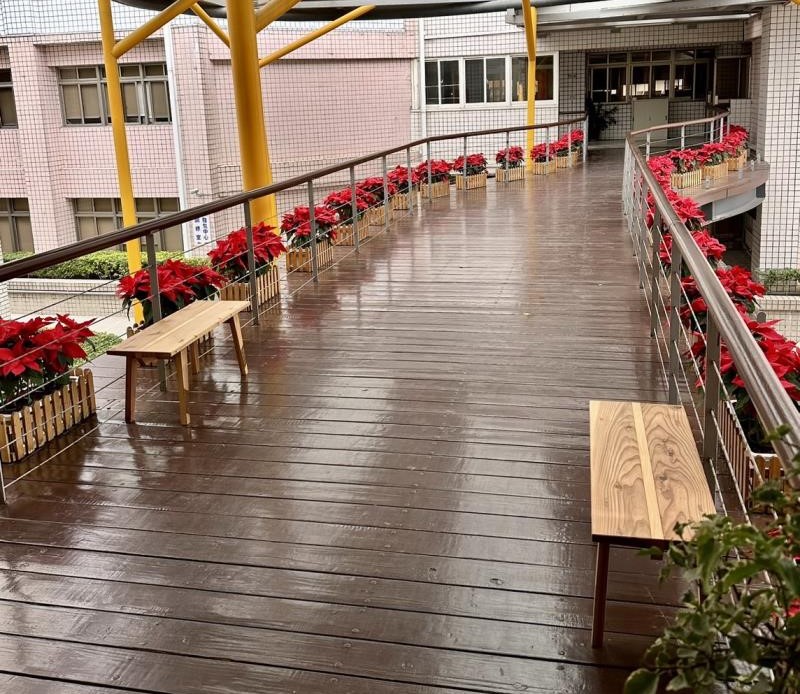 龍年除舊佈新 縣府訂購公東高工榫接木椅支持優質辦學