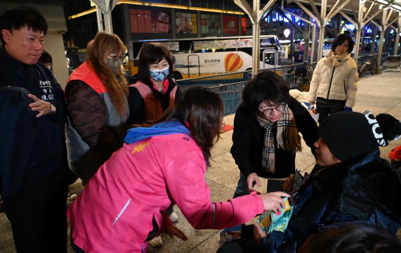 急凍寒流發威 街頭轉角送溫馨！臺東啟動弱勢低溫關懷 府會所首長夜訪遊民送暖