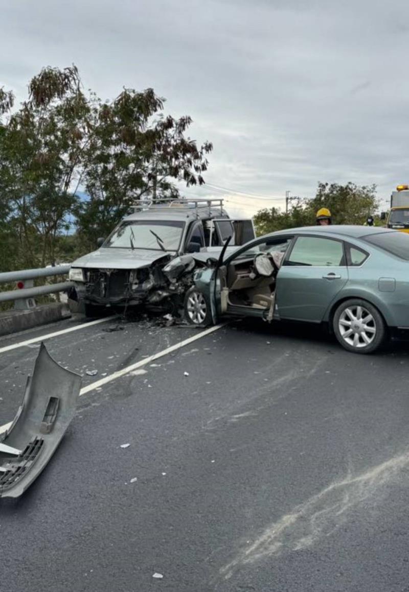 林姓阿公載2孫恍神 撞對向車道駕駛受傷