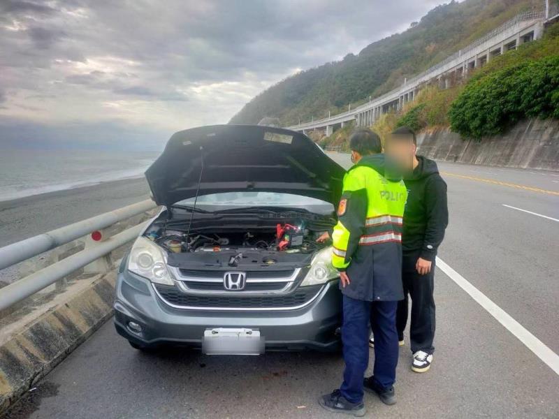遊客愛車突熄火沒電 大武警提電霸即時救援