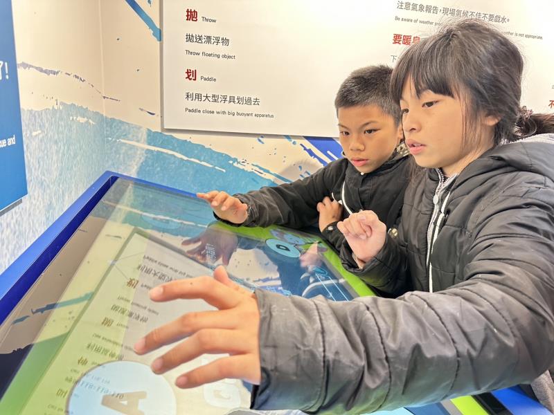 偏鄉孩童參訪海洋驛站 認識友善海洋、艦艇歷史演進