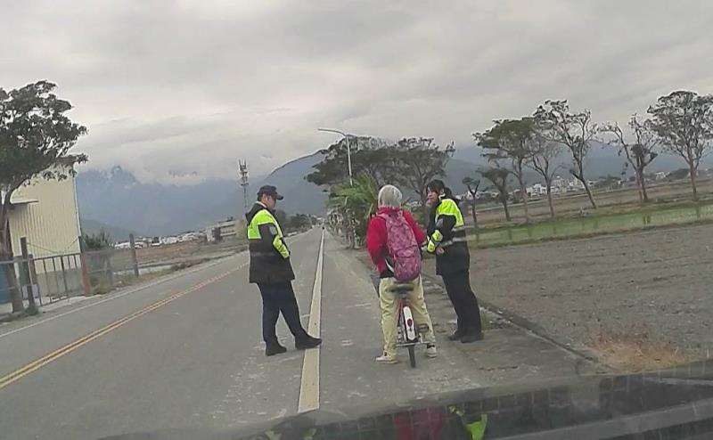 香港女遊客「誤騎」日本遊客腳踏車 池警迅速尋回化解誤會 日客開心說「優咖搭」