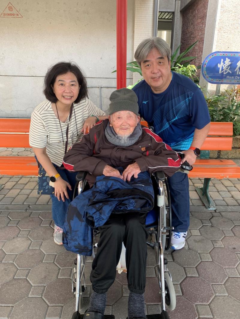 人間處處溫情在! 善心人士春節致贈榮家 年老單身住民保暖衣物