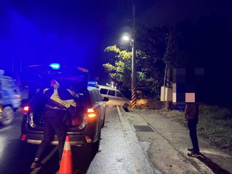 男子倒車卡水溝 波麗士來幫忙