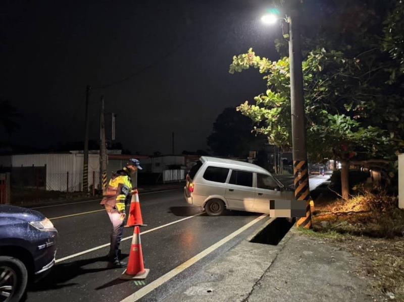 男子倒車卡水溝 警方至場馳援