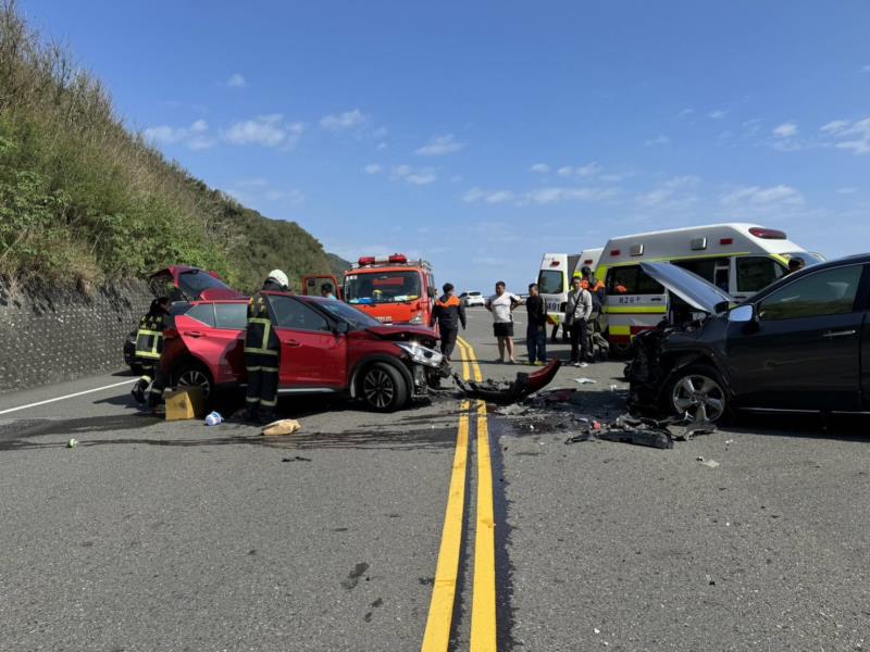 小客車「逆向對撞車頭毀」4人受傷送醫