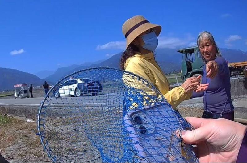 完了 手機掉大排水溝！ 錦安聰明警使用「加長」漁網順利撈出手機